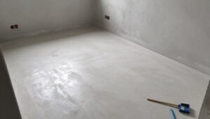 تنظيف وتجهيز سطح الحمام للعزل تنظيف وتجهيز سطح الحمام للعزل